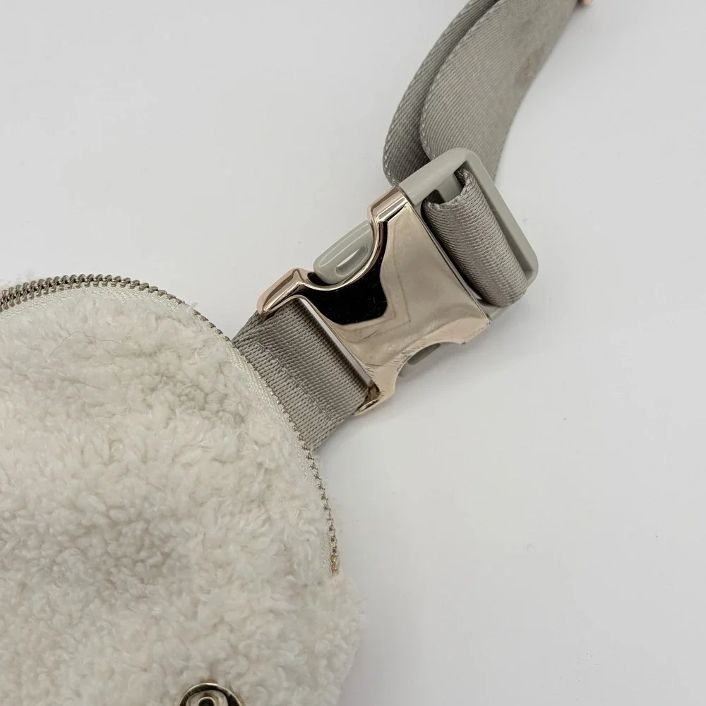 Lululemon Everywhere Belt Bag‎ Fleece White Opal/Gold Sherpa